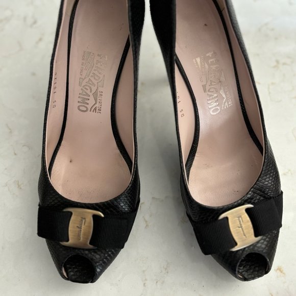 Ferragamo Women's Gilia Peep Toe Snake Embossed Bow Heel Size 9 - Picture 1 of 5
